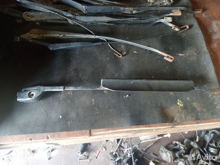 Поводок стеклоочистителя левый Audi 100 C3