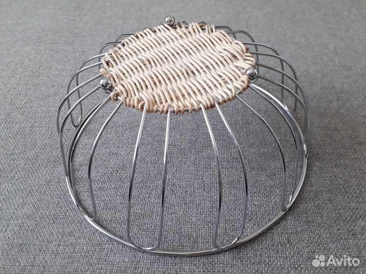 Корзинка для фруктов из металла и ротанга
