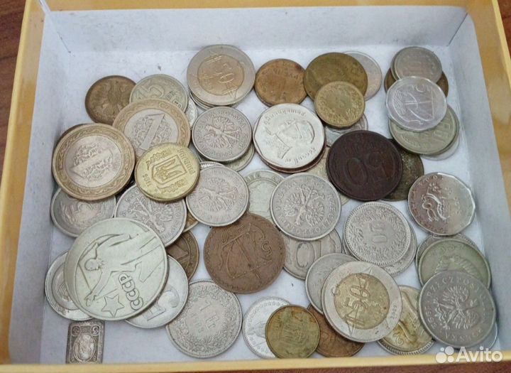 Разные монеты и старые банкноты