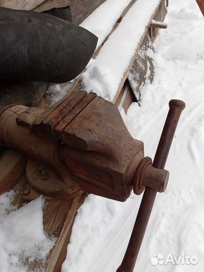 Тиски дедовские и деревянный верстак