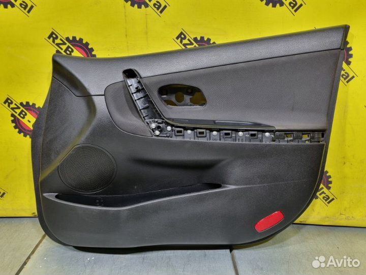 Обшивка двери передняя правая Kia Ceed Jd хэтчбек