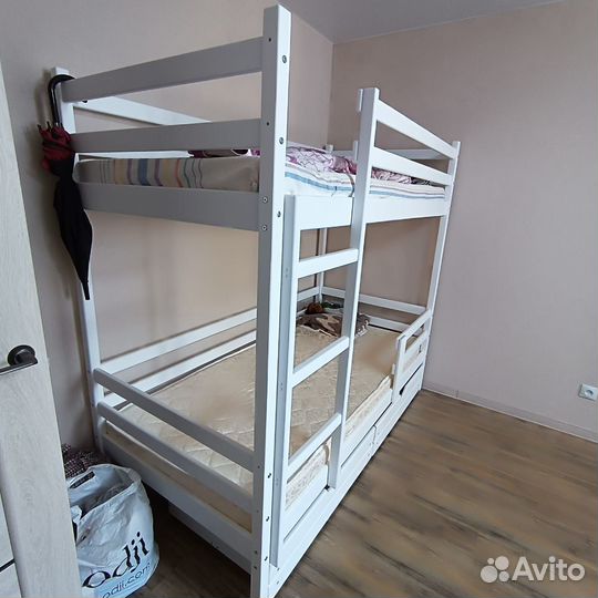 Кровать детская, массив сосны, высокий борт