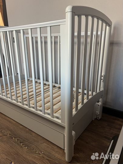 Детская кроватка с маятником