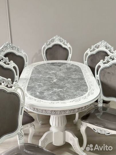 Большой обеденный стол и стулья