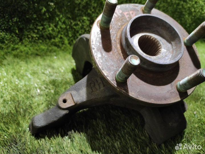 Ступица передняя правая Mazda 5 2010