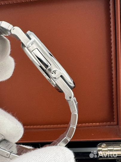 Часы Patek Philippe Emerald Nautilus