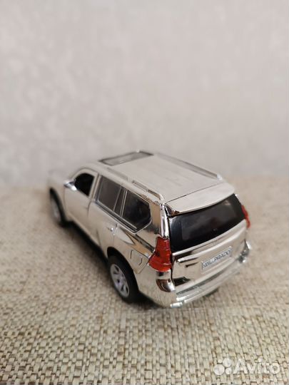 Модель автомобиля Toyota Land cruiser prado