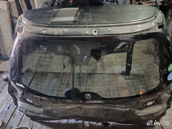 Заднее стекло Honda Vezel