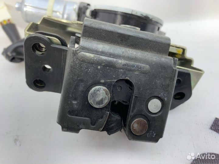 Замок крышки багажника задний Toyota Highlander 2