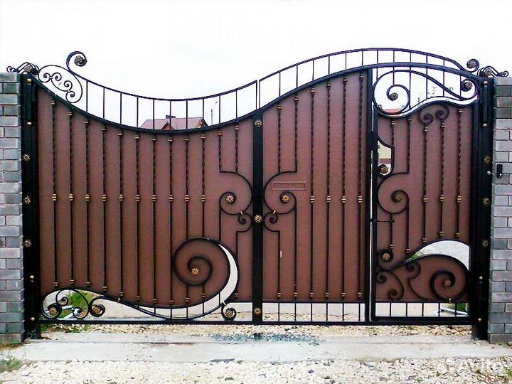 Кованые ворота с калиткой для дома