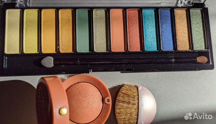 Много новых тональных пудр румян палеток