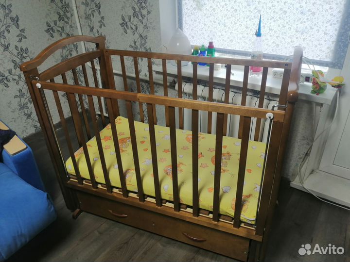 Детская кроватка с маятником и ящиком