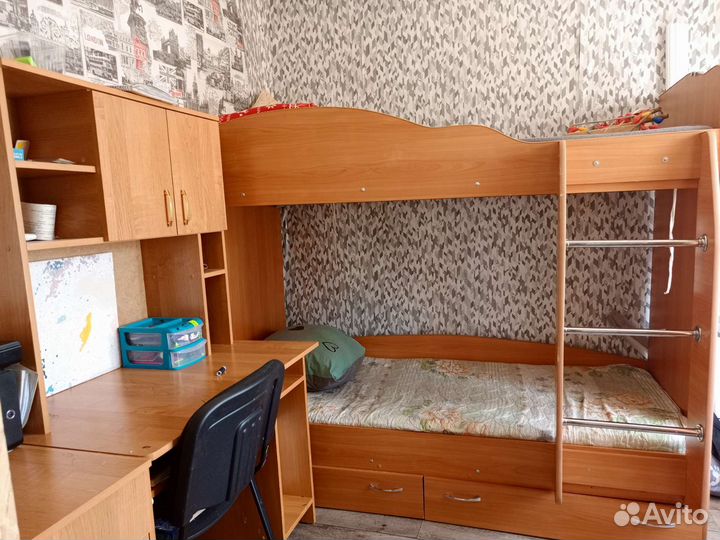 Кровать двухьярусная,компьютерный стол,тумба