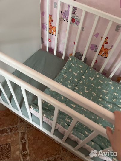 Детская кроватка с маятником белая