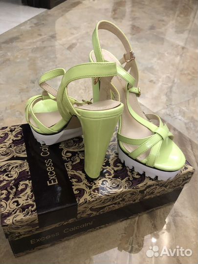 Босоножки новые, Лакированная кожа.Италия