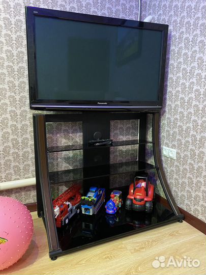 Телевизор Panasonic, продаю вместе с подставкой