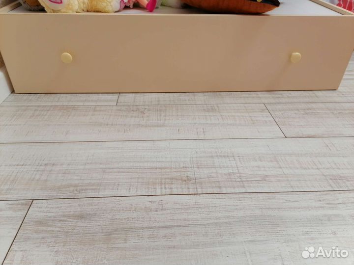 Детская кроватка с маятником и ящиком