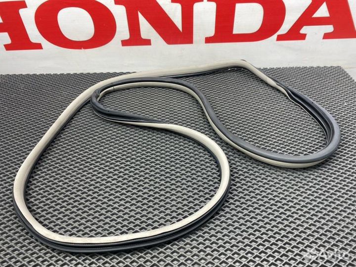 Уплотнительная резинка боковой двери задняя левая