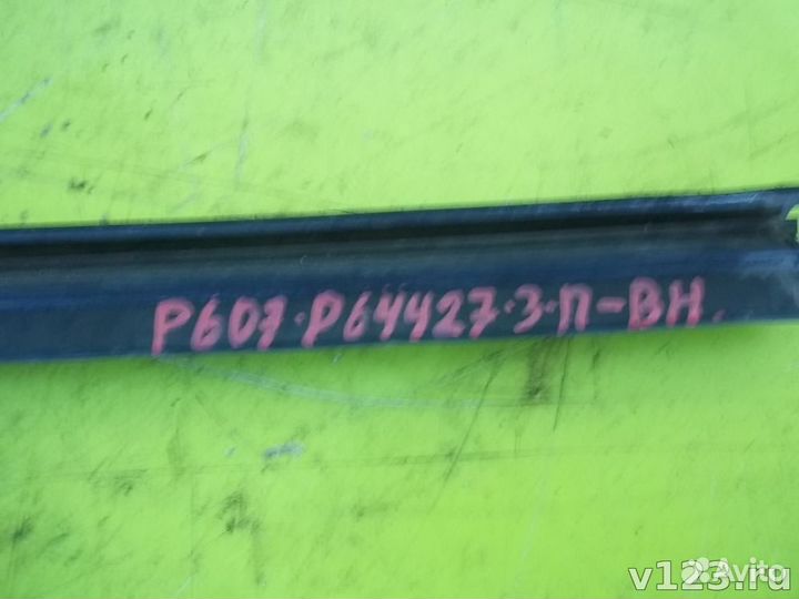 Уплотнитель стекла двери горизонтальный задний правый Peugeot607 I (2000—2004) 17317