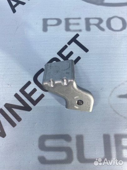 Кронштейн крепление крыла правый Chevrolet Cobalt