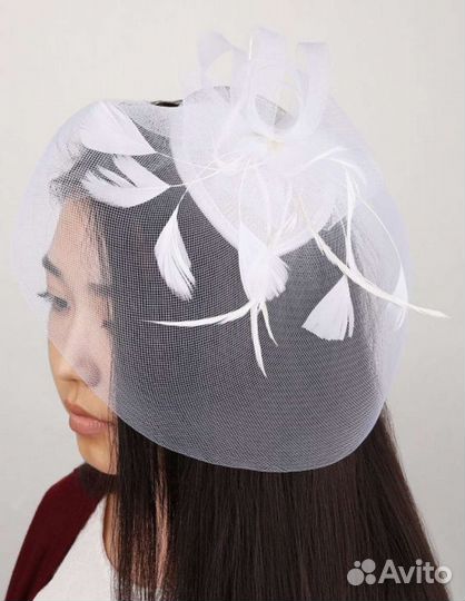 Шляпка-зажим вуалетка с перьями белая свадьба