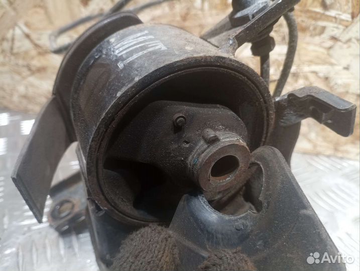 Опора кпп левая Kia Sportage II 2.0