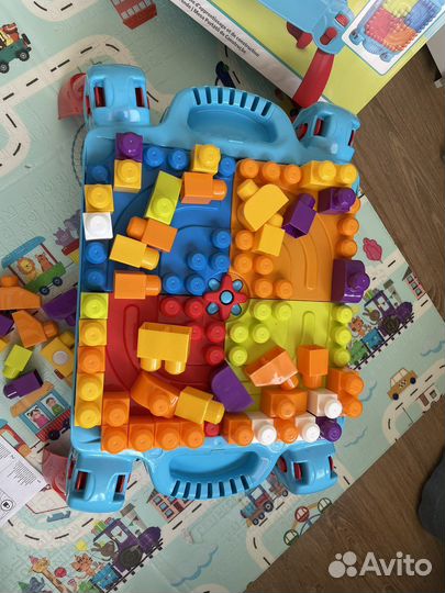 Стол для конструирования и набор кубиков мегаблокс