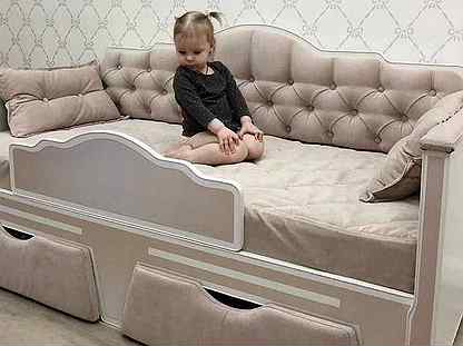 Детская кроватка диванчик с каретной стяжкой