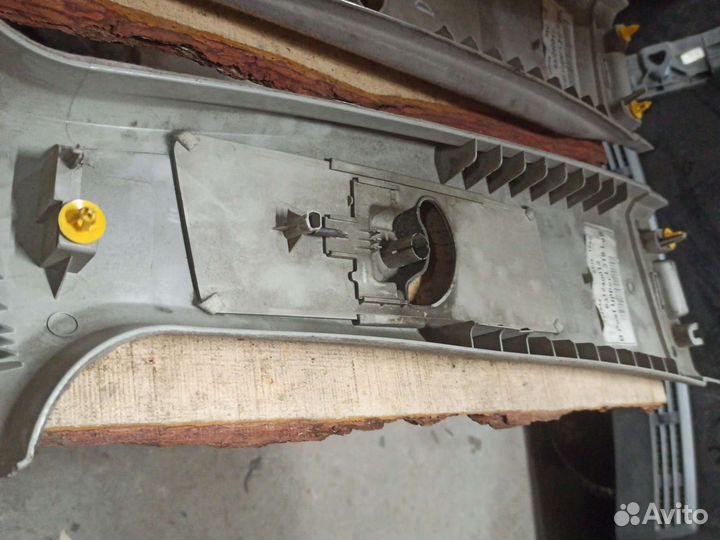 Обивка средней стойки Discovery 3