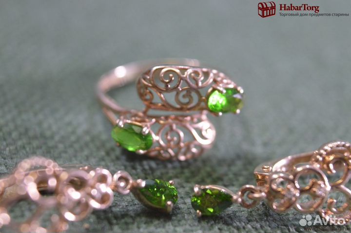 Комплект кольцо и серьги серебряные. Зеленые камни