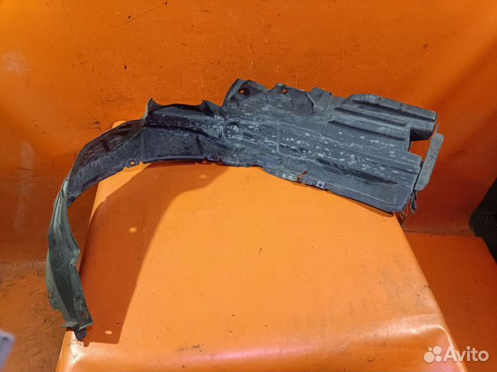 Подкрылок Toyota Voxy ZRR70G (Переднее Левое)
