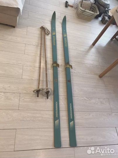 Беговые лыжи. Длина 210 см. Палки 130 см