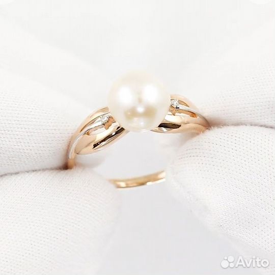 Золотое кольцо с жемчугом и бриллиантами