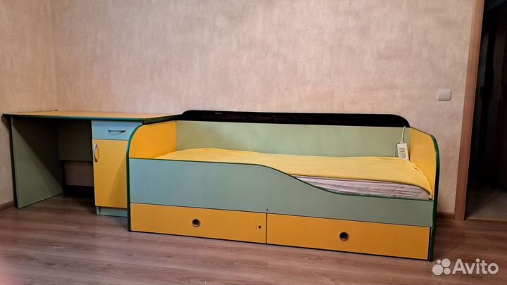 Детская кровать и письменный стол