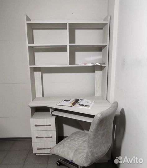 Угловой компьютерный стол