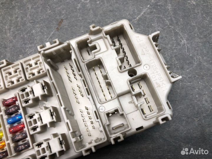 Блок предохранителей салонный Mitsubishi Lancer