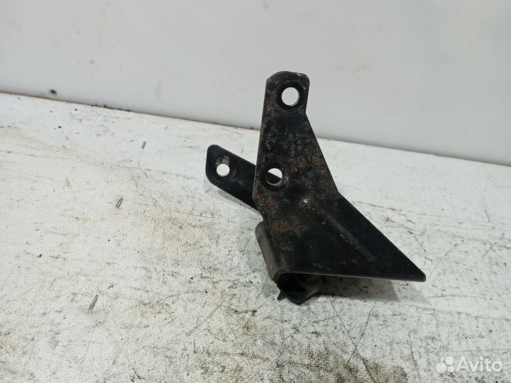 Кронштейн двигателя передний Volkswagen Golf 4