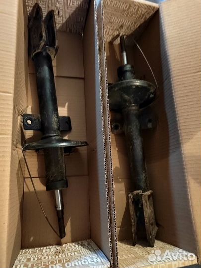 Амортизаторы задние 2шт. б/у в хорошем сост.(ориг)