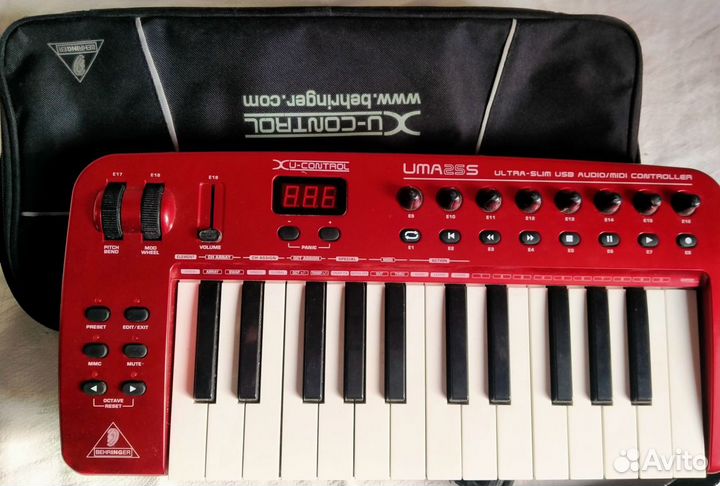 Мидиклавиатура Behringer uma25s