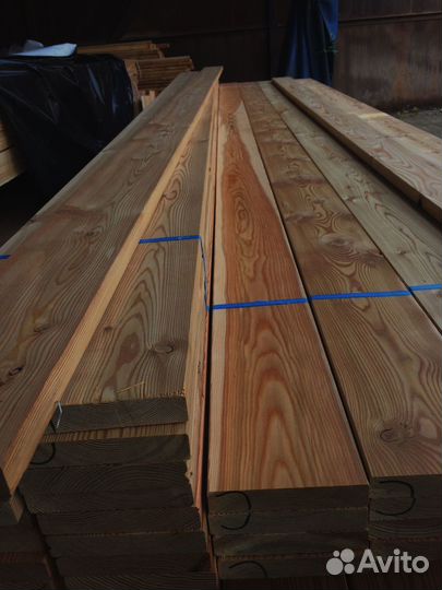 Качественные доски лиственницы 25x150 мм, прошедшие строгательную обработку