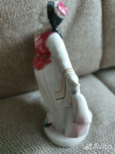 Китай фарфоровая статуэтка