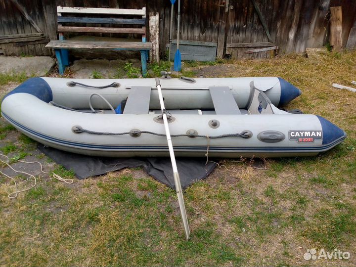 Лодка Cayman N330