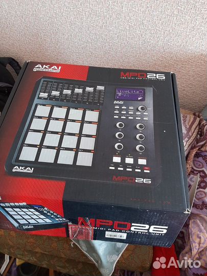 Продам миди контроллер akai mpd26