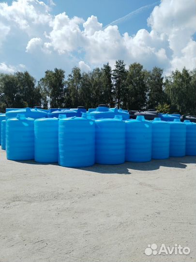 Бак пластиковый пищевой 10 кубов (вертикальный)