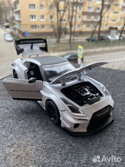 Модель авто Nissan GT-R R35