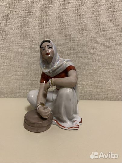 Фарфоровая статуэтка 