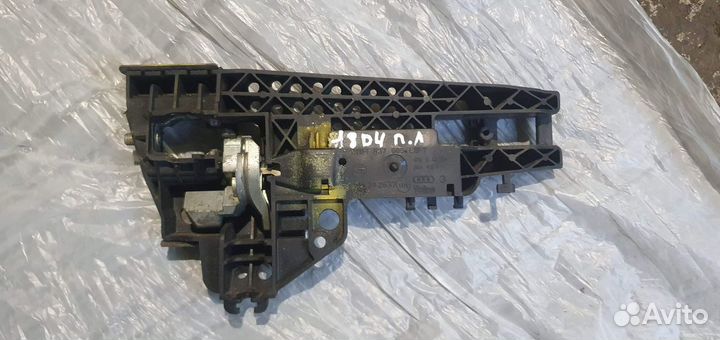 Крепление ручки двери audi A8 D4