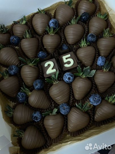 Клубника, гранат в бельгийском шоколаде