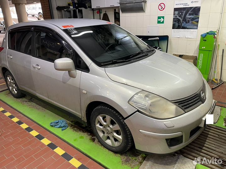 Лобовое стекло Nissan Tiida