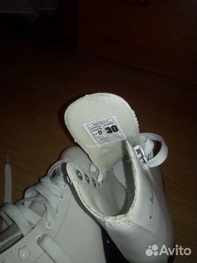 Продам коньки фигурные р. 30